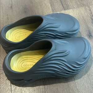 CROCS Echo wave Gray Clogs with Yellow Footbed !! Size 6